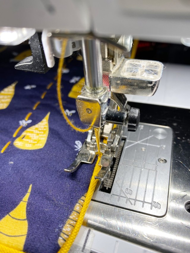 Quilted Travel Roll: Sew the binding